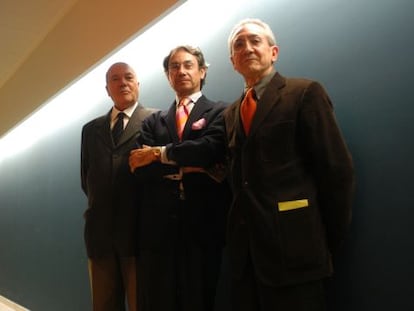 Emilio Giménez, primero por la izquierda, junto a los también arquitectos Ignacio Vicens y Manuel Portaceli, en una imagen de 2003.