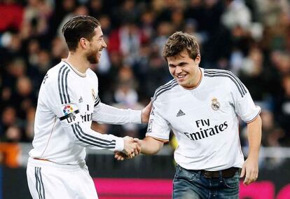 El 30 de noviembre, Carlsen dio la primera patada al balón en un Real Madrid-Real Valladolid en el Bernabeu.