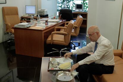 El portavoz de CiU toma una ligera comida formada por tortilla y melón justo antes de intervenir en el debate.