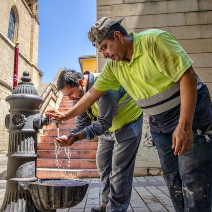 LOGROÑO 06/08/2025.- Unos trabajadores se refrescan este miércoles en una fuente en Logroño. La Dirección General de Salud Pública, Consumo y Cuidados del Gobierno de La Rioja ha activado el nivel 3 (rojo) del 'Plan de alerta, prevención y control de los efectos del calor. EFE/Raquel Manzanares
