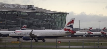 Aviones de British Airways en el aeropuerto londinense de Heathrow. / Reuters