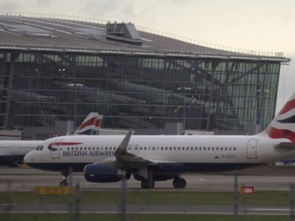 Aviones de British Airways en el aeropuerto londinense de Heathrow. / Reuters