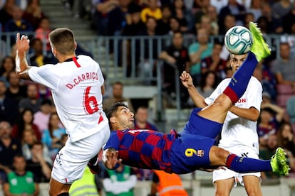 Luis Suárez remata de forma acrobática para firmar el 1-0.