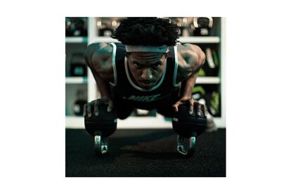 <p>El gimnasio es la discoteca de 2018. A las pruebas nos remitimos. En el neoyorquino <a href="http://beast-nyc.com/" rel="nofollow" target="_blank">Beast Fitness Evolved</a>, las clases se hacen con poca luz, <strong>la estética se asemeja a la de un club nocturno y hasta pincha un DJ</strong>.</p> <p>El padre del cotarro es el DJ Nik Baricelli. "Buscamos que las clases se salgan de la monotonía. Hay cuerdas, sacos, cajones, escaleras y la Versaclimber (una especie de step con el que se puede imitar los movimientos de escalada en el tren superior)", afirma. ¿Le gusta? Apunte: <strong>las clases empiezan a las cinco de la madrugada</strong>. </p>