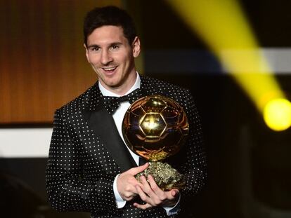 Messi posa con el Bal&oacute;n de Oro 2013.