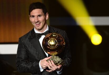 Messi posa con el Balón de Oro 2013.