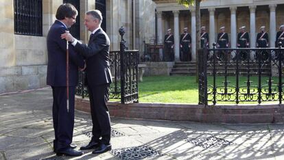 El lehendakari Íñigo Urkullu y el expresident, Carles Puirdemont junto al Árbol de Gernika en noviembre de 2016.