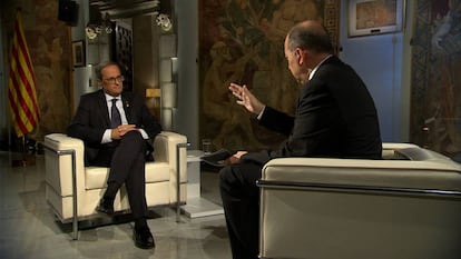 El presidente de la Generalitat, Quim Torra (izq.), durante la entrevista con el director de TV3, Saül Gordillo.