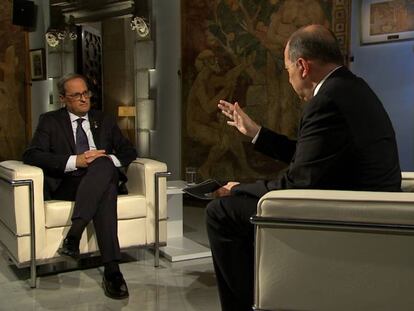El presidente de la Generalitat, Quim Torra (izq.), durante la entrevista con el director de TV3, Saül Gordillo.