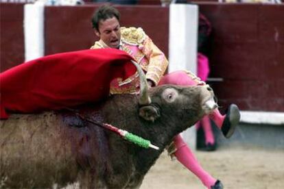 El primer toro levanta, sin consecuencias graves, a Fernando Cepeda.