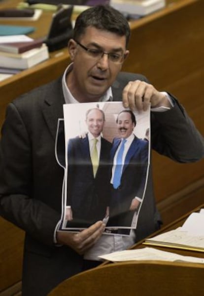 Enric Morera, de Compromís, ha exhibido fotos de Álvaro Pérez con dirigentes del PP como Francisco Camps.