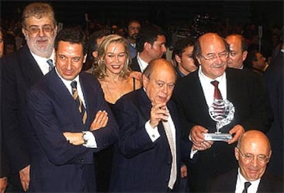 De izqda. a dcha. el editor José Manuel Lara, el ministro portavoz, Eduardo Zaplana, la finalista, Susana Fuertes, el president de la Generalitat, Jordi Pujol, Antonio Skármeta con el trofeo de ganador y el presidente del Parlament de Cataluña, Joan Rigol, posan tras el el fallo del Planeta 2003.