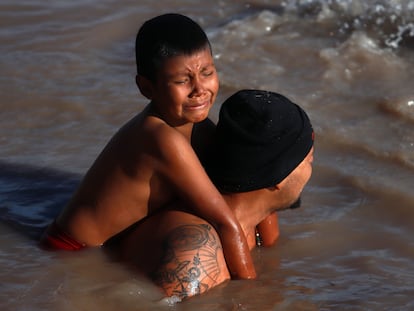 Un migrante con su hijo en la espalda cruza el Río Bravo, en la frontera entre México y Estados Unidos, el 14 de marzo.