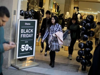 Una tienda celebra el Black Friday con descuentos al 50%.