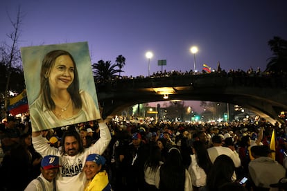 Ciudadanos venezolanos se reúnen durante las elecciones presidenciales de Venezuela, en la Embajada de Venezuela en Santiago, Chile, el 28 de julio de 2024.