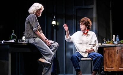 Las actrices Susi Sánchez y Adriana Ozores, en 'Los hijos', dirigida por David Serrano.