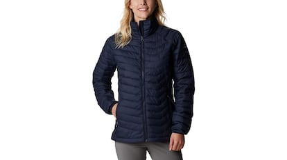 Este abrigo femenino cuenta con un forro aislante ideal para afrontar caminatas invernales.