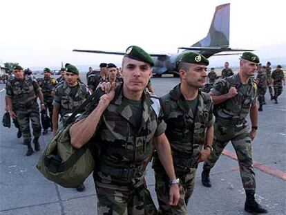 <B><FONT SIZE="2">Llegan a Macedonia las primeras tropas de la OTAN con la misión de destruir armas</B></FONT><BR>