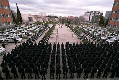 Los 500 nuevos agentes que prestarán servicio desde hoy en Madrid, formados en un patio del complejo policial de Canillas.