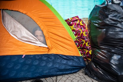 Una niña espera aislada dentro de una carpa en la terminal del norte de Bogotá.