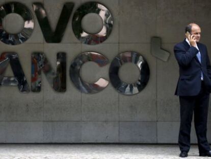 Un hombre delante de la fachada de Novo Banco en Lisboa