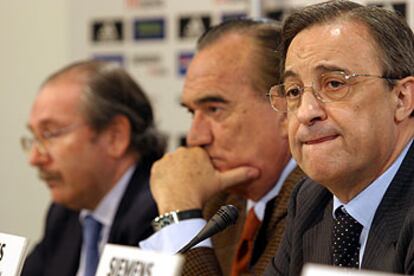 Florentino Pérez, presidente del Madrid, junto a Fernández Tapias en la conferencia de prensa.