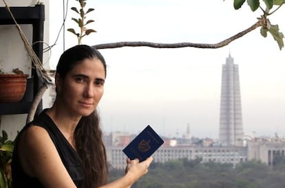 La bloguera cubana Yoani S&aacute;nchez posa con su pasaporte en La Habana.