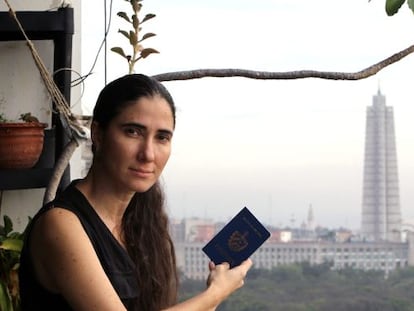 A blogueira cubana Yoani Sánchez com seu passaporte em Havana.