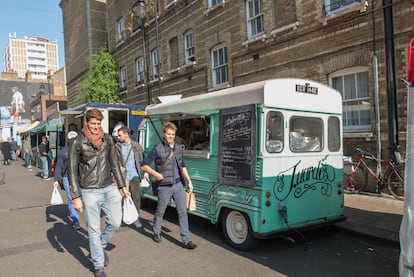 Luardos es una institución de la comida callejera mexicana en Londres. Sus dos furgonetas, rosa y verde, se mueven por varios mercadillos durante la semana. Burritos elaborados con excelentes ingredientes frescos, por entre 4,50 y 5 libras (entre seis o siete euros).