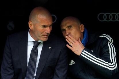 El entrenador del Real Madrid, el francés Zinedine Zidane (izquierda), en el banquillo durante el partido.
