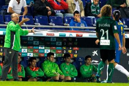 El técnico del Betis, Pepe Mel, da instrucciones a sus jugadores durante el partido contra el Espanyol.