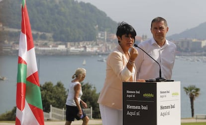 Madalen Iriarte, en un acto electoral junto a Arnaldo Otegi en San Sebastián.