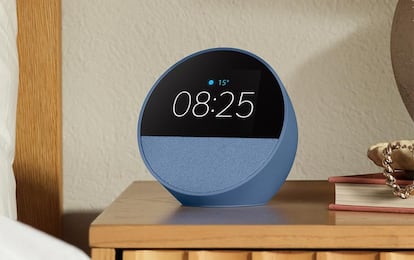 Echo Spot encima de una mesa con la hora en la pantalla