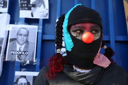 Decenas de personas participan en una protesta para pedir justicia para una niña de 10 años, que supuestamente fue abusada sexualmente por el magistrado Eduardo Jaime Escalante Díaz, este lunes, en El Salvador (El Salvador). Al grito colectivo de las "Niñas no se tocan" y "Tocar a las niñas sí es un delito" las manifestantes, quienes se concentraron en la sede del Centro Judicial Isidro Menéndez, solicitaron a una corte colegiada del país centroamericano que "revise su decisión y se ponga de lado de los más vulnerables".