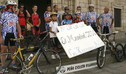 La peña ciclista Villanueva celebra frente al Ayuntamiento de Ponferrada la concesión del Mundial a la ciudad. 