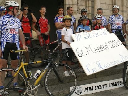 La peña ciclista Villanueva celebra frente al Ayuntamiento de Ponferrada la concesión del Mundial a la ciudad. 