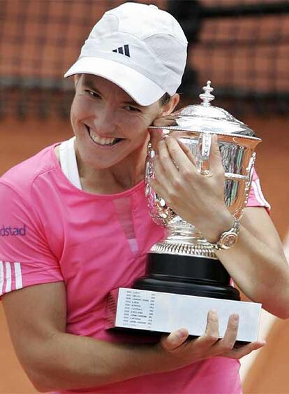 El pasado año también fue una temporada récord para Henin. Ganó 10 de 14 torneos disputados y fue la primera tenista en la historia que ingresaba más de cinco millones de dólares en un año. Volvió a adjudicarse el Roland Garros, y fue la primera tenista que lo logró derrotando a las dos hermanas Williams en el mismo Grand Slam. Volvió a ganar en Dubai, Doha, Warsaw, Eastbourne, Toronto, Stuttgart y Zurich.