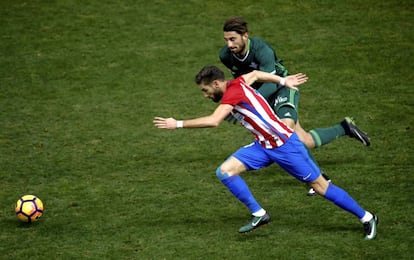 Carrasco trata de zafarse en velocidad del bético Piccini.