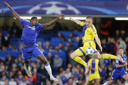 El jugador del Chelsea Kurt Zouma salta con Dejan Radonjic, jugador del Maccabi