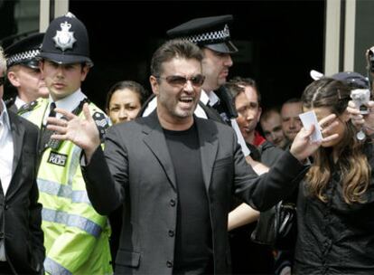 George Michael sale del juzgado en junio de 2007.