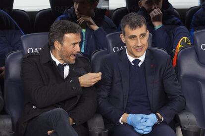 El entrenador del FC Barcelona, Luis Enrique (i) durante el partido de la vigésimo octava jornada de Liga en Primera División que se juega esta tarde en el estadio de Camp Nou.