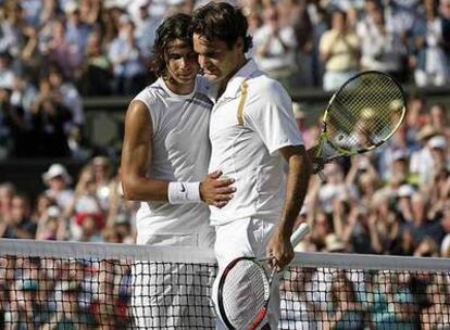 Nadal felicita a Federer tras el triunfo del suizo en la final de Wimbledon 2007.