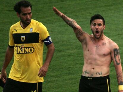 Katidis hace el saludo nazi, junto a su compañero de equipo Roger Guerreiro