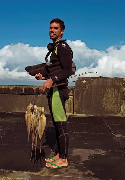 Pescador junto al malecón de La Habana.
