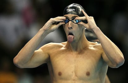 Phelps se ajusta las gafas antes de empezar la final de los 100 metros mariposa durante la clasificación estadounidense para los Juegos de 2008.