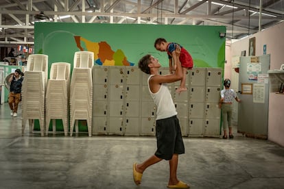 Un joven venezolano sostiene a su hermano en el albergue  'Amparito AC' de Villahermosa (Tabasco), el 2 de agosto de 2024. 