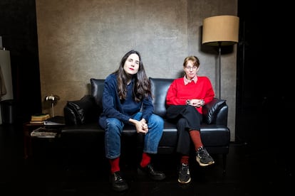 Andrea Jiménez y Victoria Szpunberg, en el teatro Valle Inclán del Madrid, el sábado pasado.