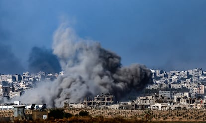 Columnas de humo se elevaban sobre el cielo de la parte norte de la franja de Gaza tras un ataque aéreo israelí este lunes, en una imagen tomada desde Sderot, al sur de Israel.