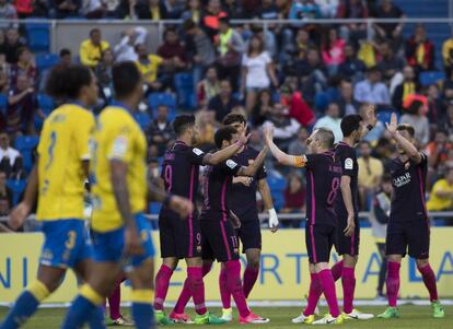 Los jugadores del Barcelona celebran uno de los goles del partido.