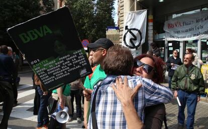 Activistas de la PAH de Sabadell se abrazan despu&eacute;s de poner fin a la ocupaci&oacute;n